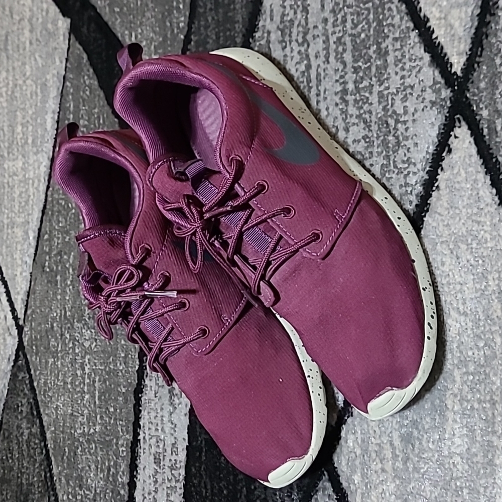 NIKE ROSHE ONE SE ATHLETIC RUNNING SHOES